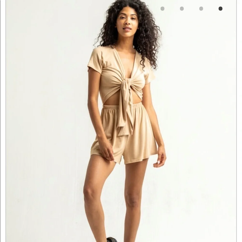 NWT tie front romper - Picture 4 of 5